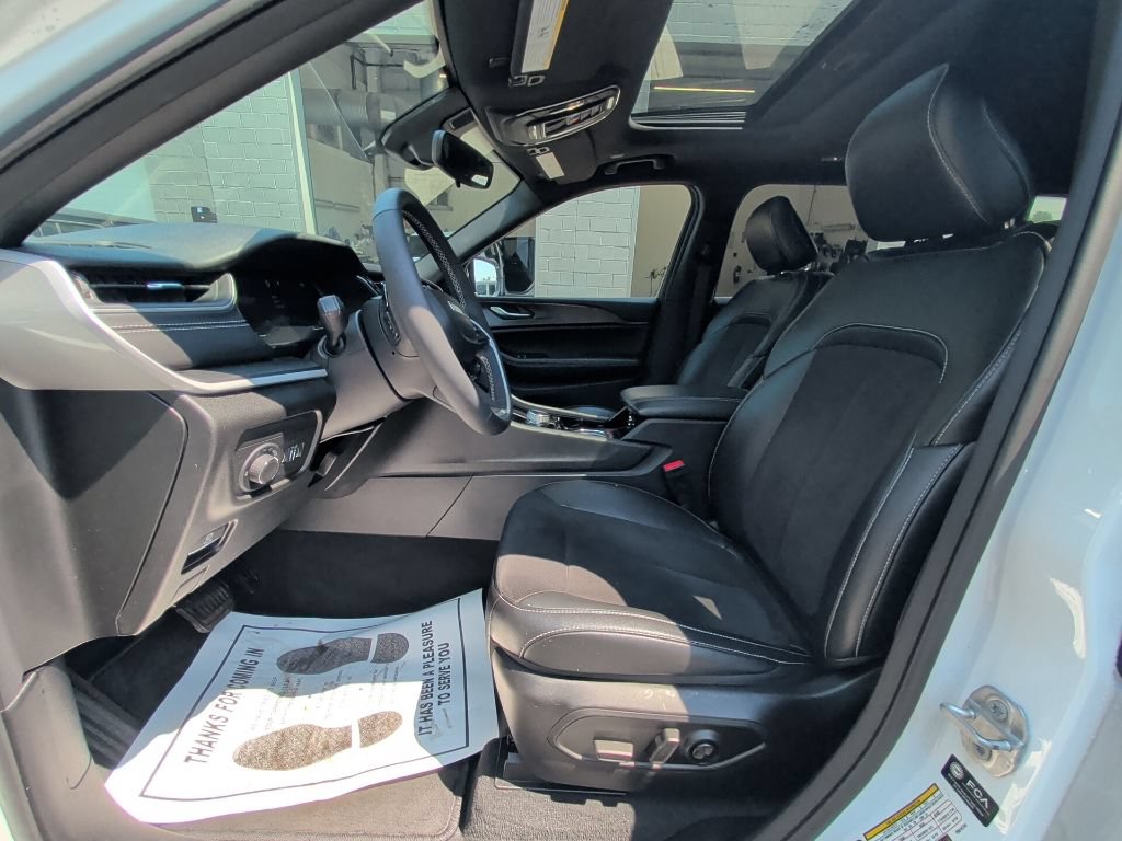 Used 2023 Jeep Grand Cherokee L Laredo AWD/4WD image 10
