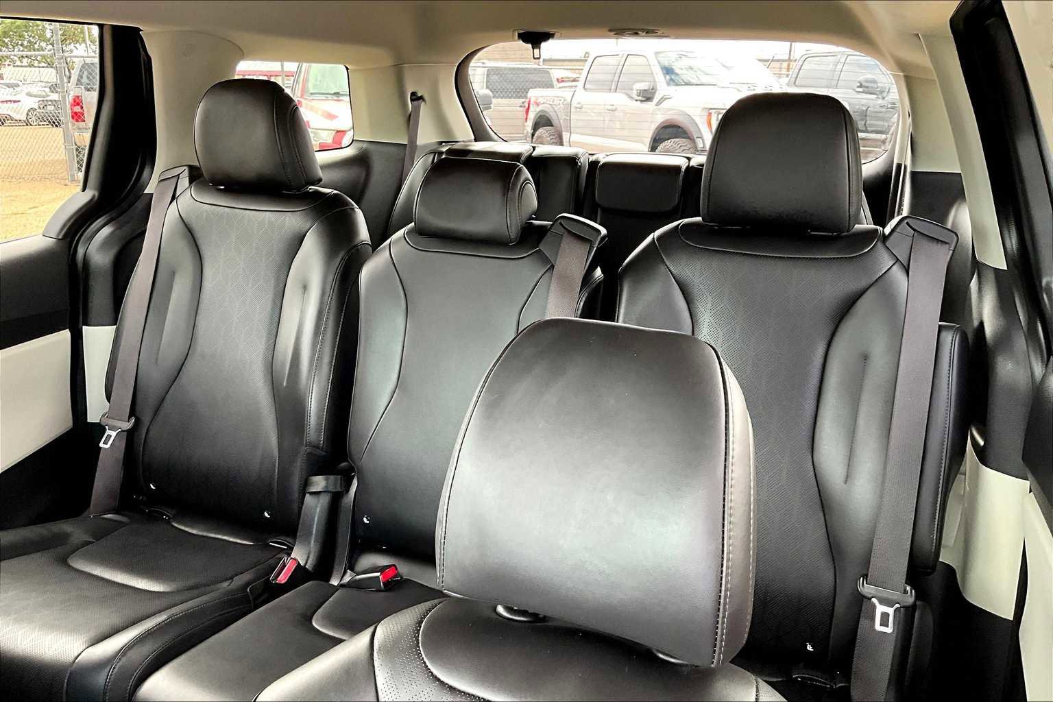 Used 2024 Kia Carnival LX FWD image 28