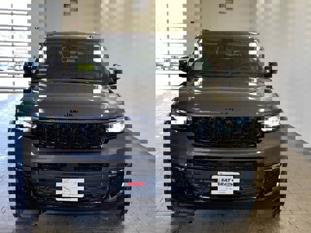 Used 2023 Jeep Grand Cherokee L Limited w/ Black Appearance Package image 3