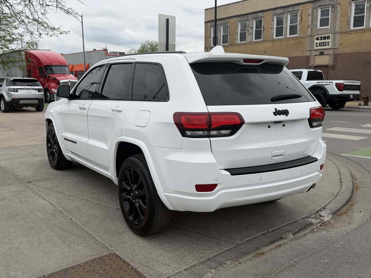 Used 2018 Jeep Grand Cherokee Altitude RWD image 7
