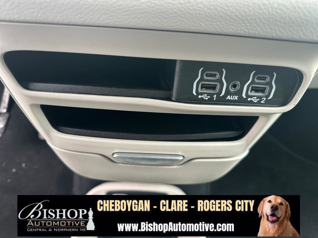 Used 2023 Chrysler Pacifica Touring-L image 33