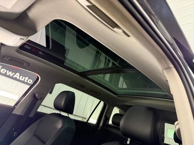 Used 2018 Volkswagen Tiguan SEL AWD/4WD image 18