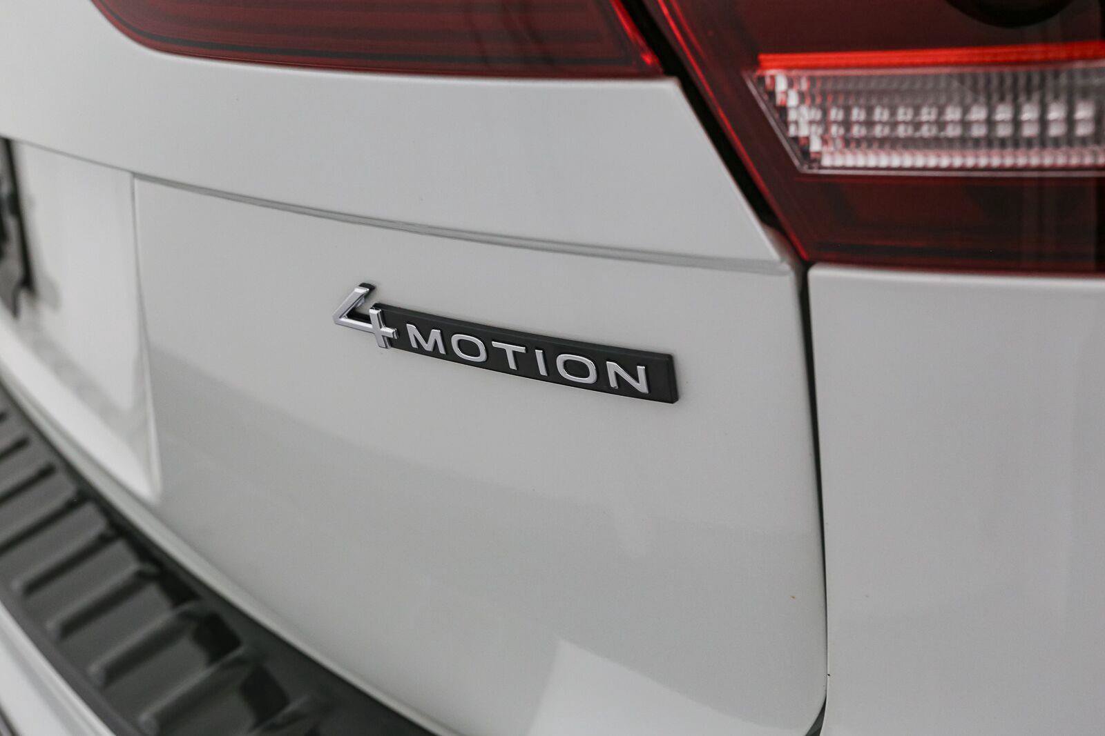 Certified 2024 Volkswagen Tiguan SE R-Line AWD/4WD image 14