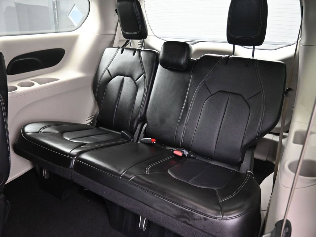 Used 2024 Chrysler Pacifica Touring-L image 19