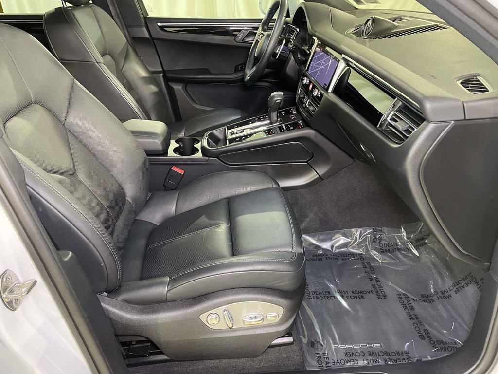 Certified 2024 Porsche Macan AWD/4WD image 23