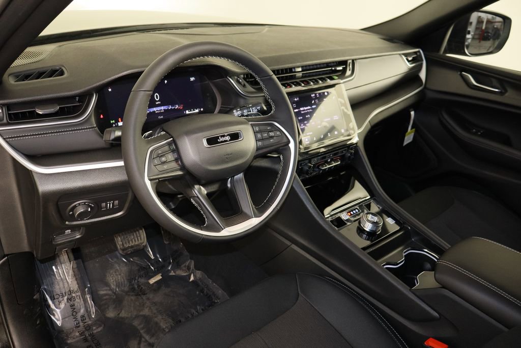 New 2025 Jeep Grand Cherokee Laredo image 27