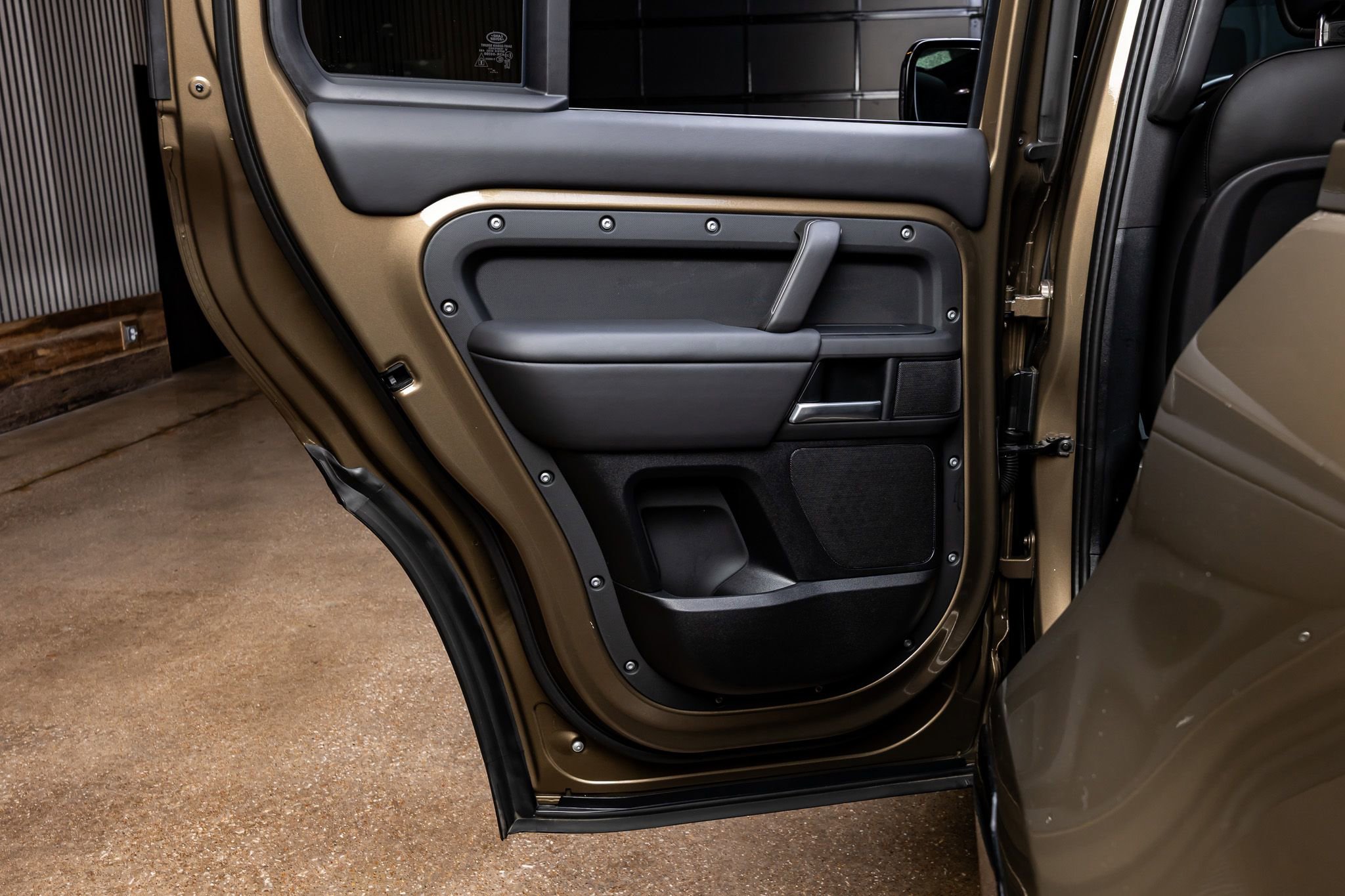 Used 2025 Land Rover Defender 110 X-Dynamic SE image 36