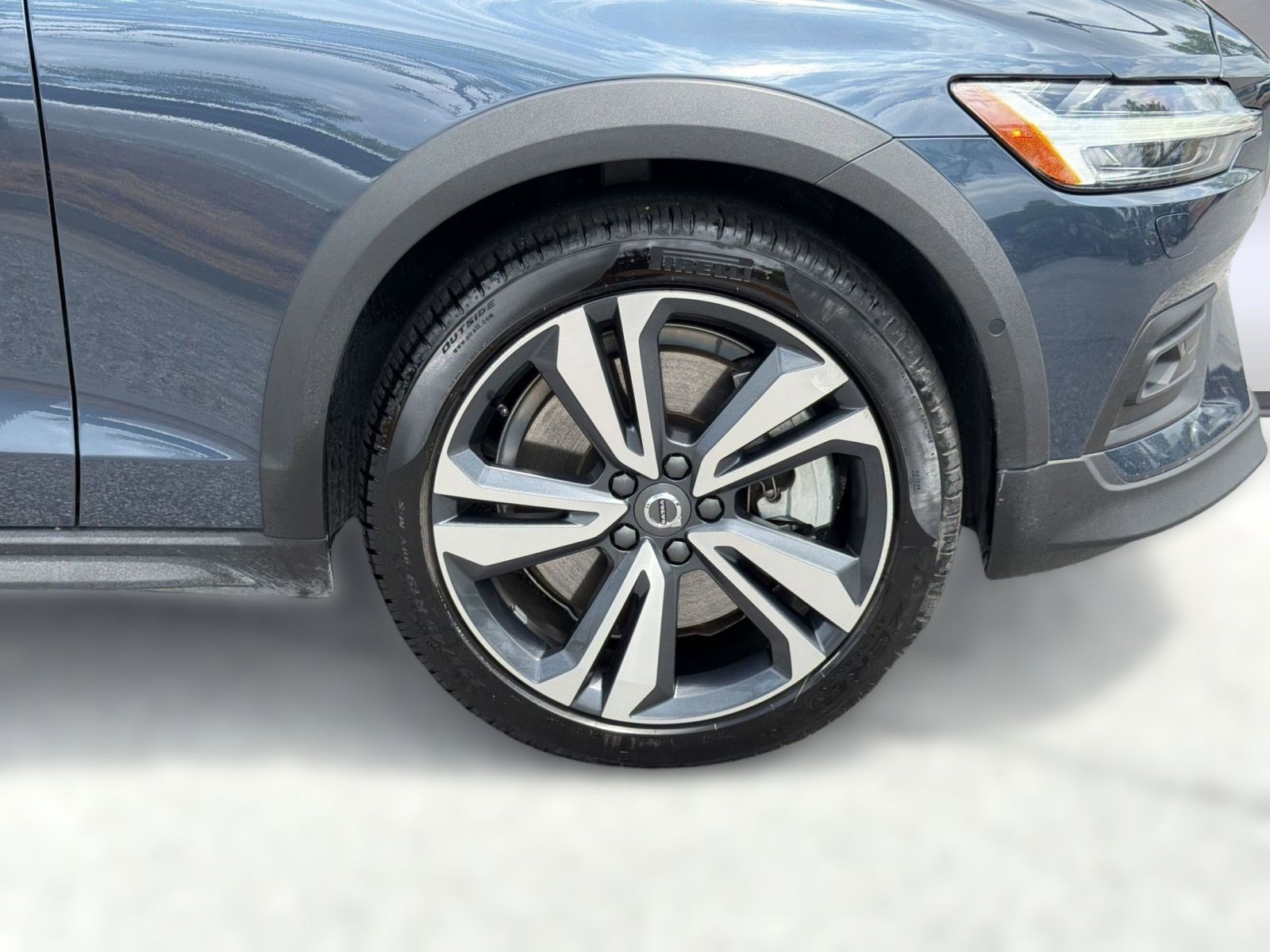 Certified 2025 Volvo V60 B5 Cross Country Plus AWD/4WD image 12