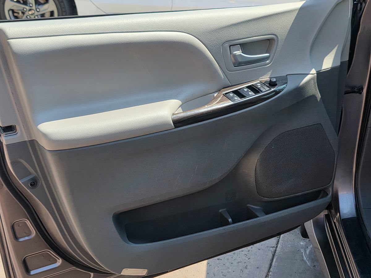 Used 2019 Toyota Sienna XLE w/ XLE Navigation Package FWD image 31