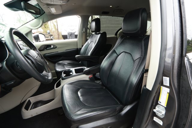 Used 2022 Chrysler Pacifica Touring-L image 25