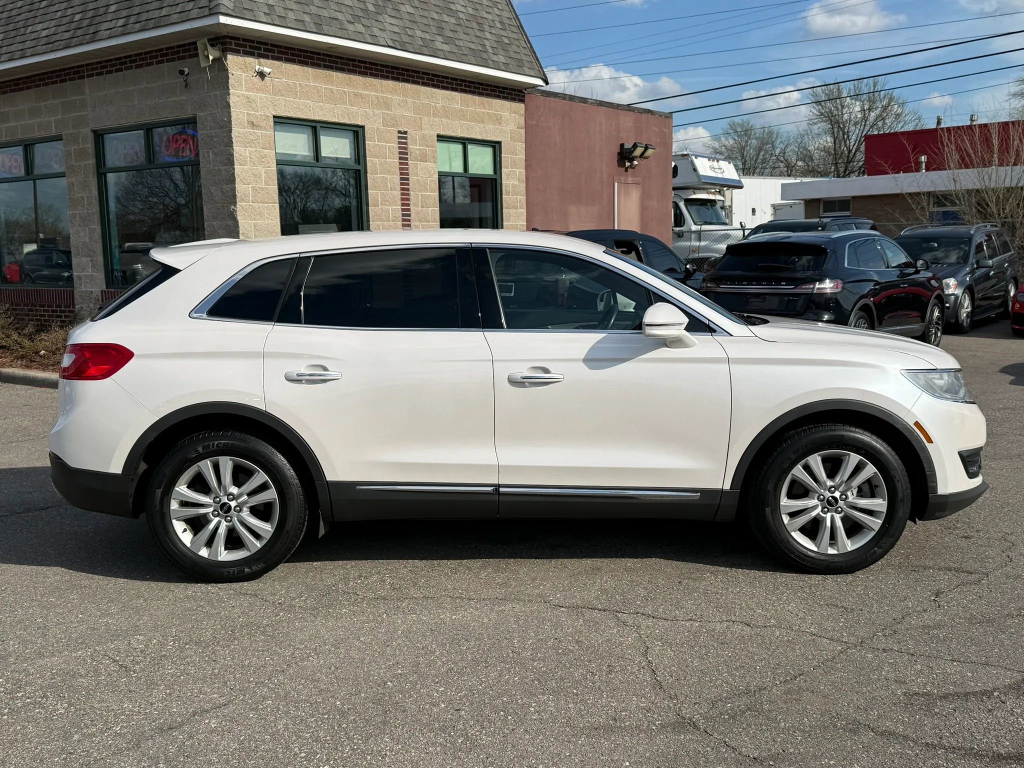 Used 2017 Lincoln MKX Premiere image 2