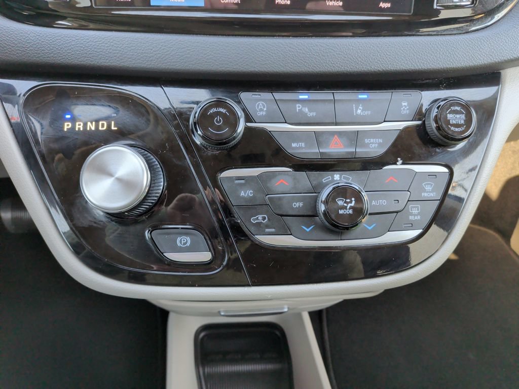 Used 2023 Chrysler Pacifica Touring-L FWD image 21