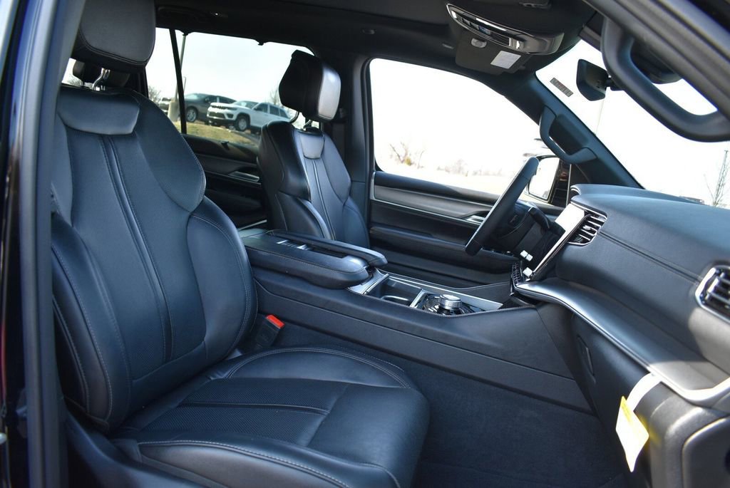 Used 2025 Jeep Wagoneer 4WD w/ Convenience Group I image 35