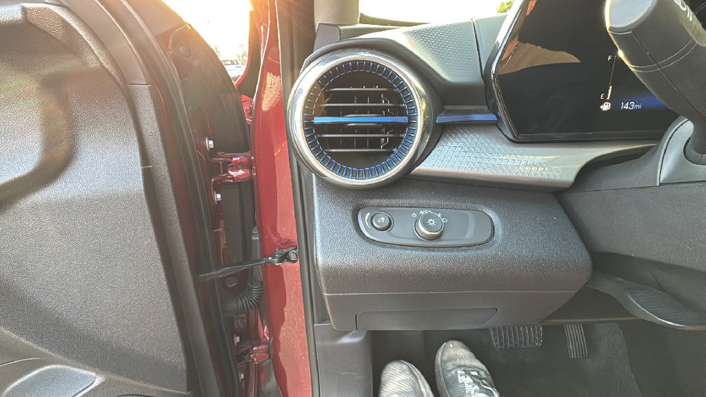 Used 2025 Chevrolet Trax LT FWD image 13