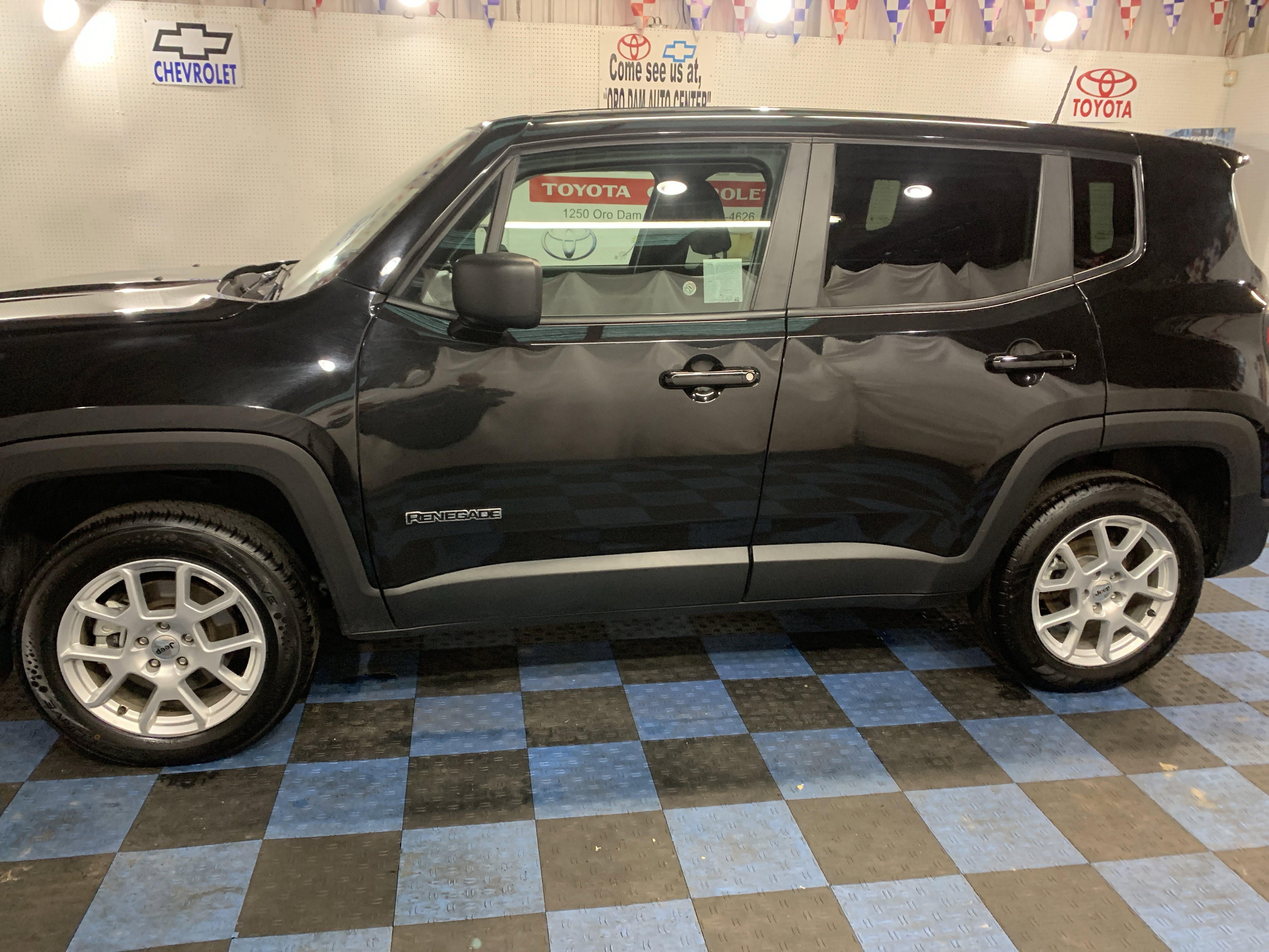 Used 2023 Jeep Renegade Latitude image 3