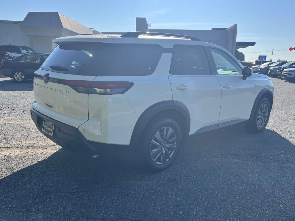 Used 2025 Nissan Pathfinder SV FWD image 5