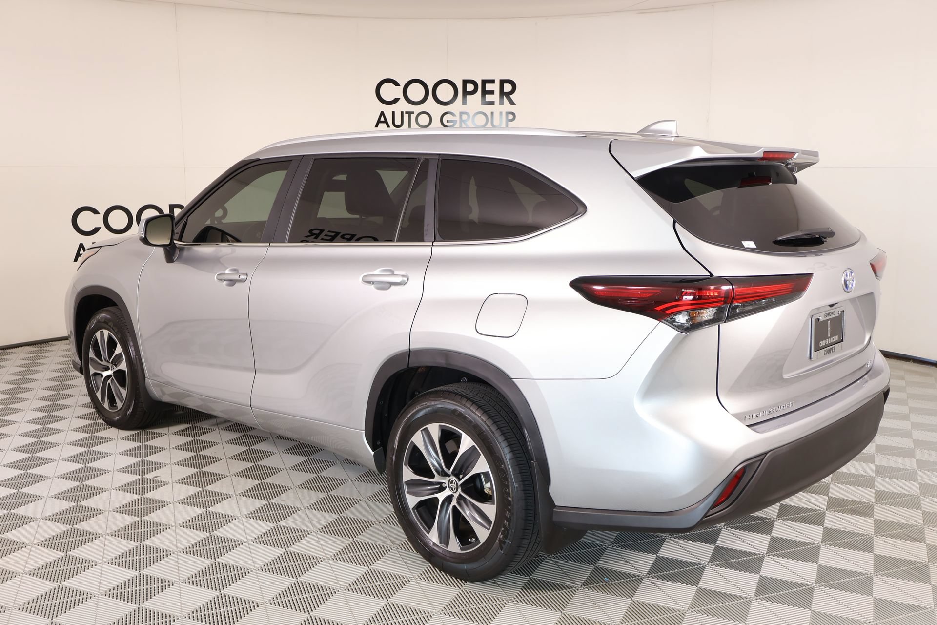 Used 2024 Toyota Highlander XLE FWD image 24