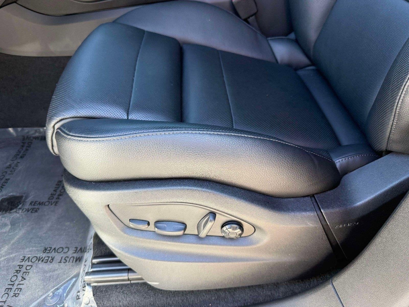 Used 2024 Porsche Cayenne AWD/4WD image 40