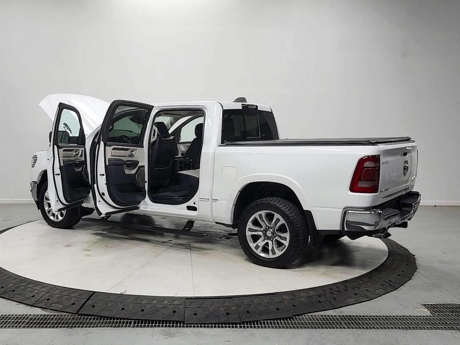 Used 2024 RAM 1500 Limited AWD/4WD image 13