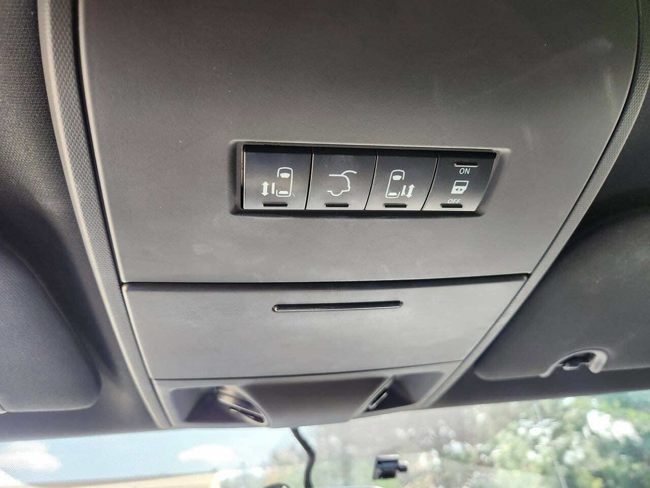 Used 2015 Dodge Grand Caravan SXT image 28