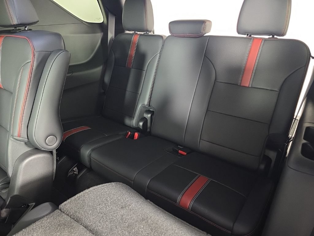 New 2027 Chevrolet Traverse RS w/ LPO, Floor Liner Package FWD image 30