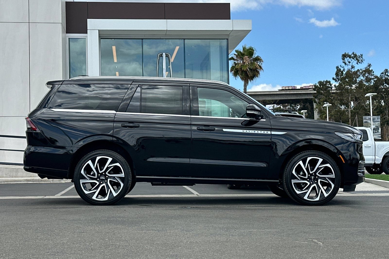New 2026 Lincoln Navigator Reserve AWD/4WD image 2