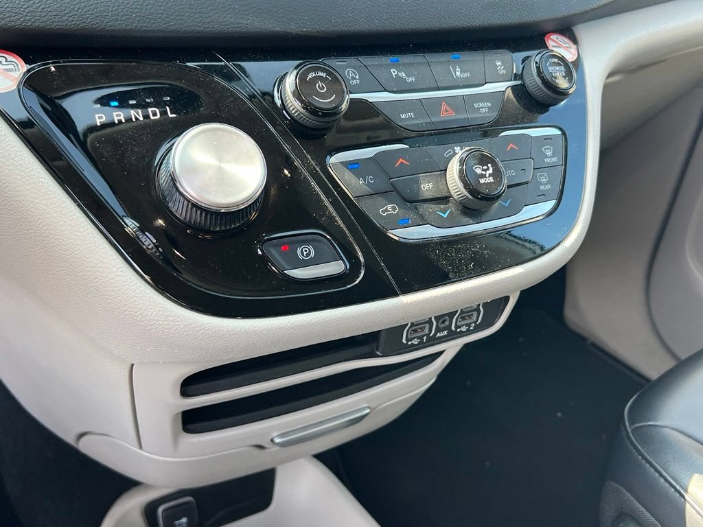Used 2023 Chrysler Pacifica Touring-L FWD image 23
