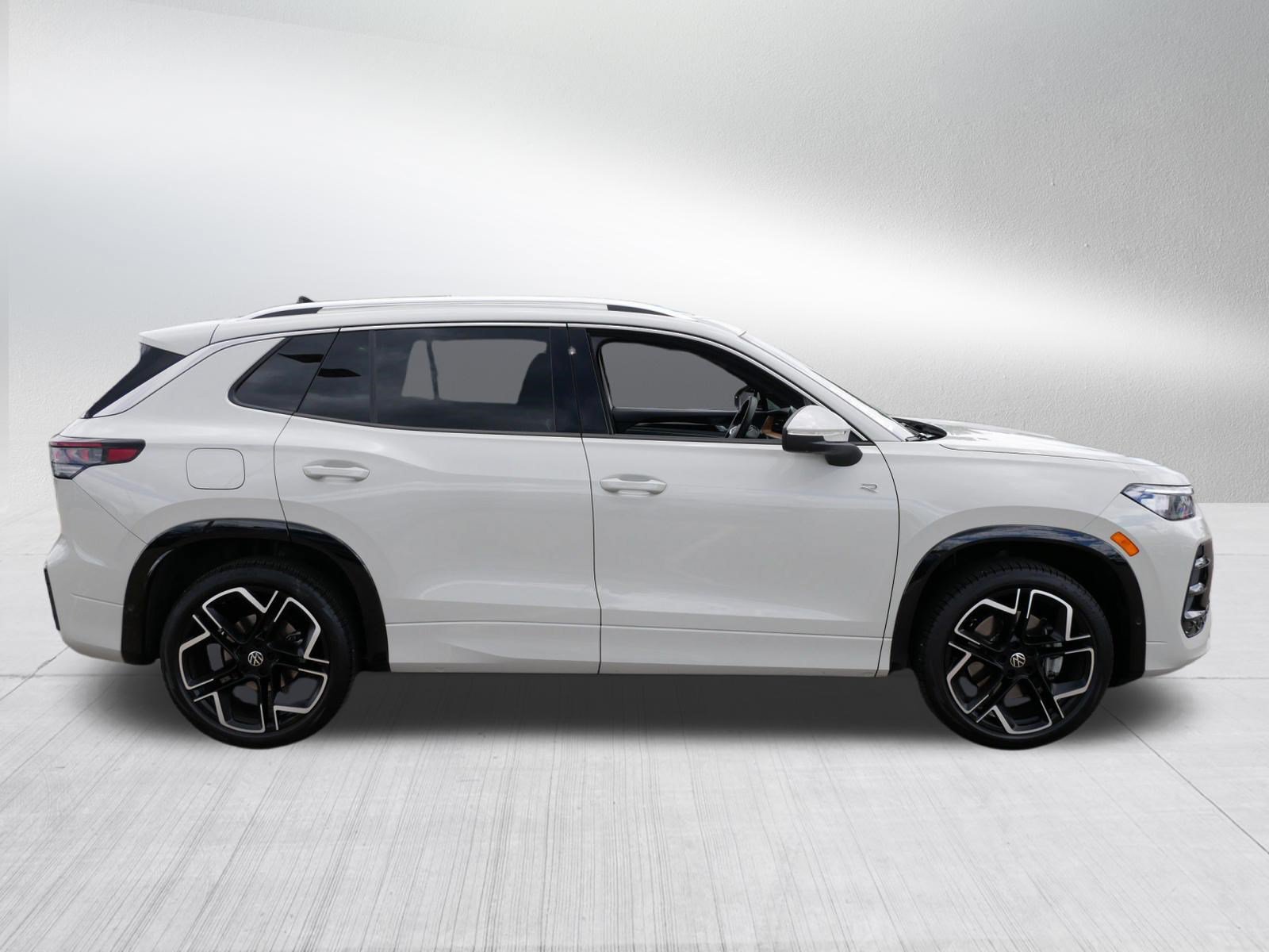 Certified 2025 Volkswagen Tiguan SEL R-Line AWD/4WD image 8