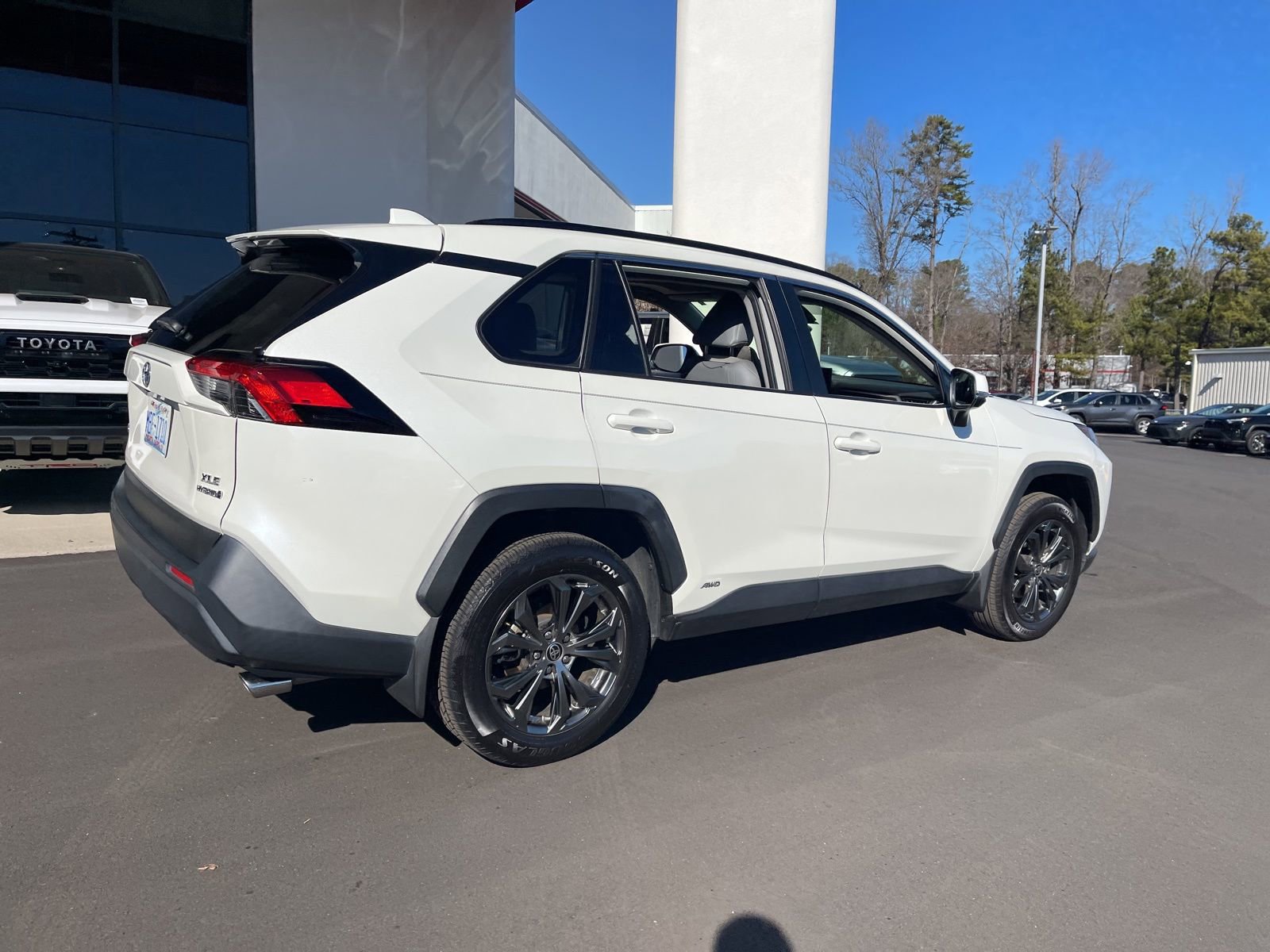 Used 2022 Toyota RAV4 XLE Premium image 12