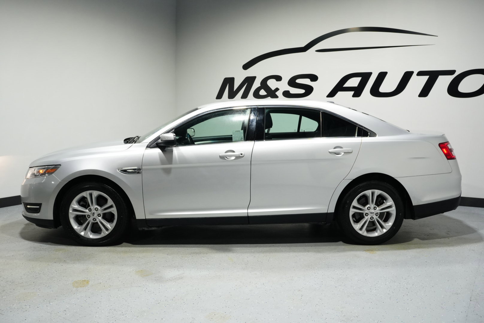 Used 2018 Ford Taurus SEL image 5