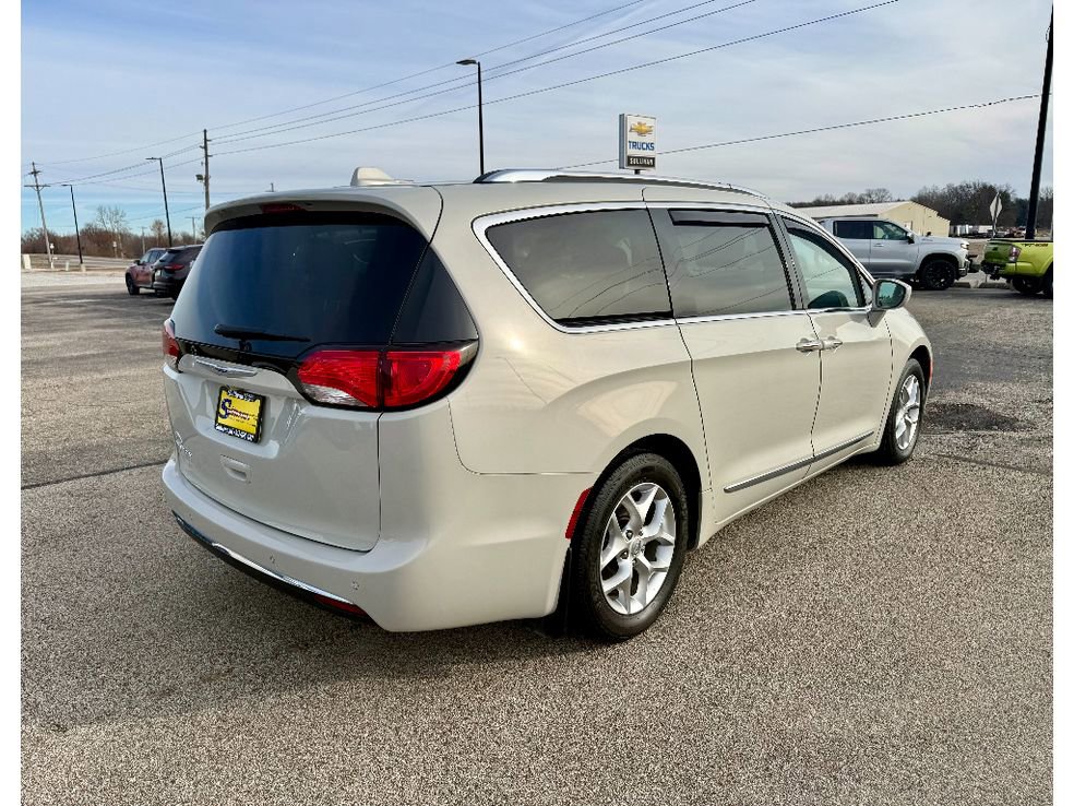 Used 2019 Chrysler Pacifica Touring-L Plus w/ Tire & Wheel Group image 4