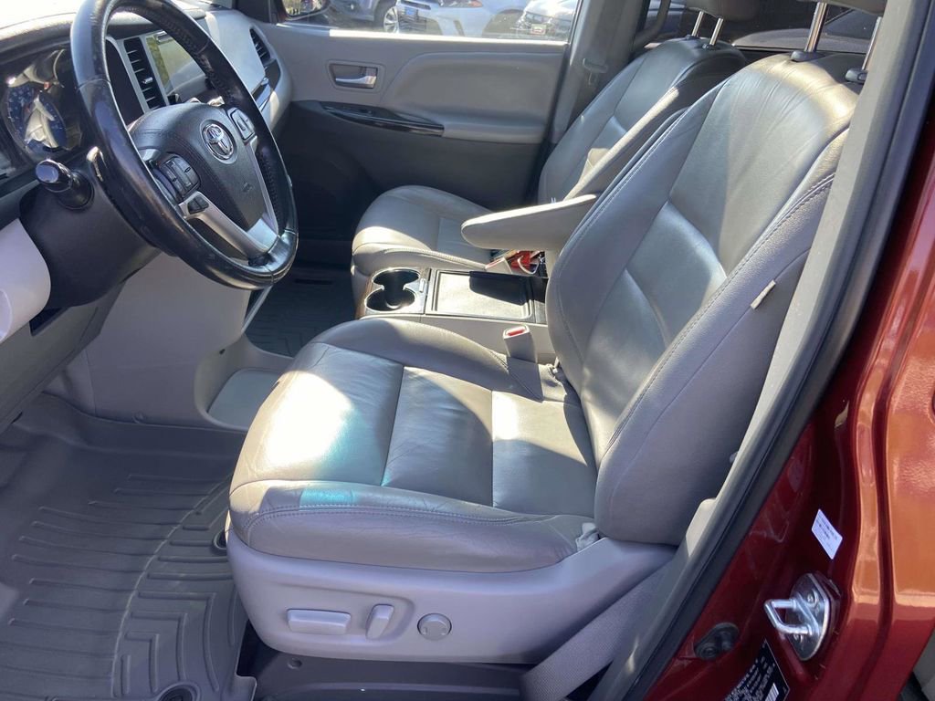 Used 2016 Toyota Sienna XLE FWD image 17