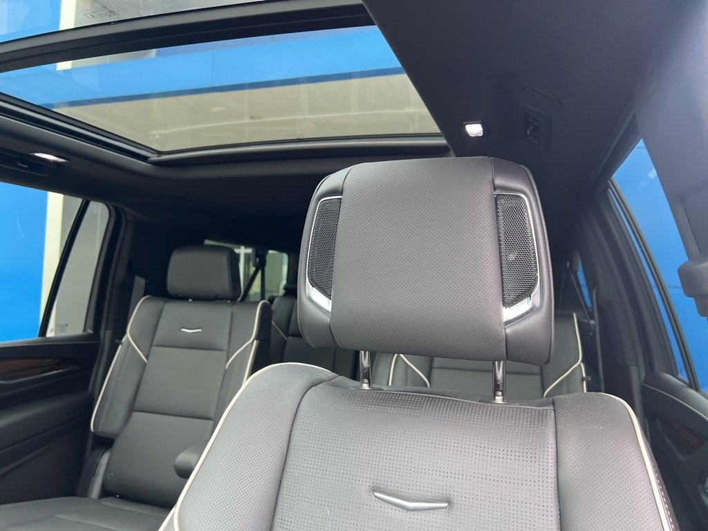 Used 2024 Cadillac Escalade ESV Premium Luxury image 4