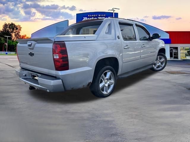 Used 2013 Chevrolet Avalanche LTZ image 7