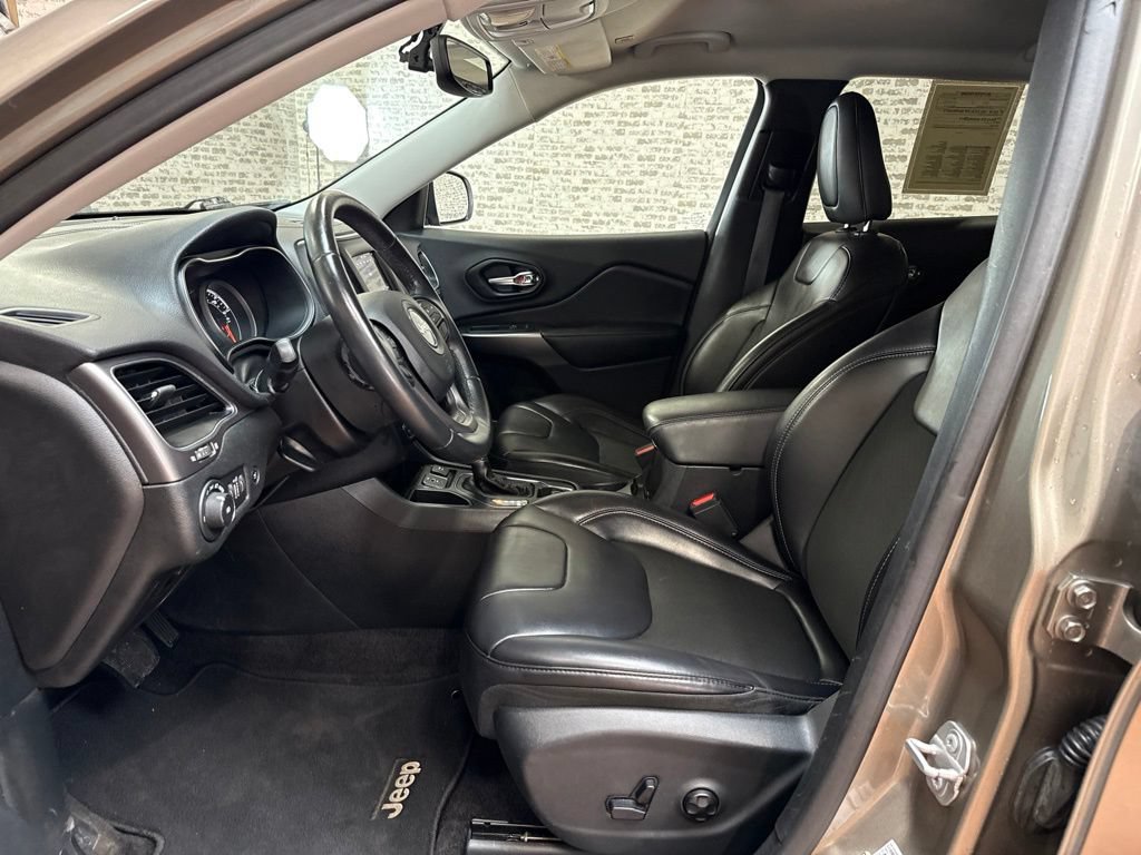 Used 2019 Jeep Cherokee Latitude Plus w/ Comfort/Convenience Group FWD image 23