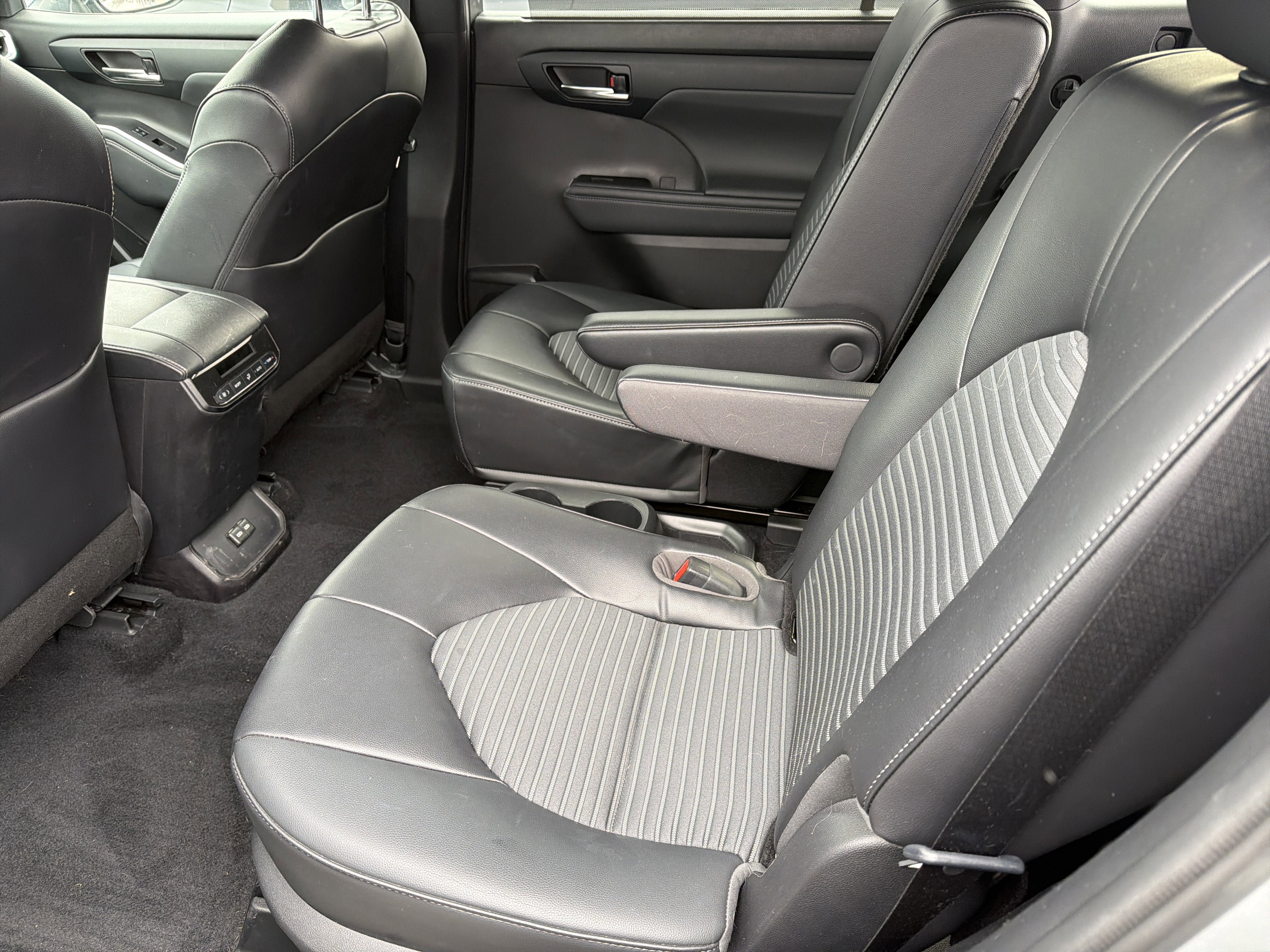 Used 2022 Toyota Highlander XSE AWD/4WD image 24