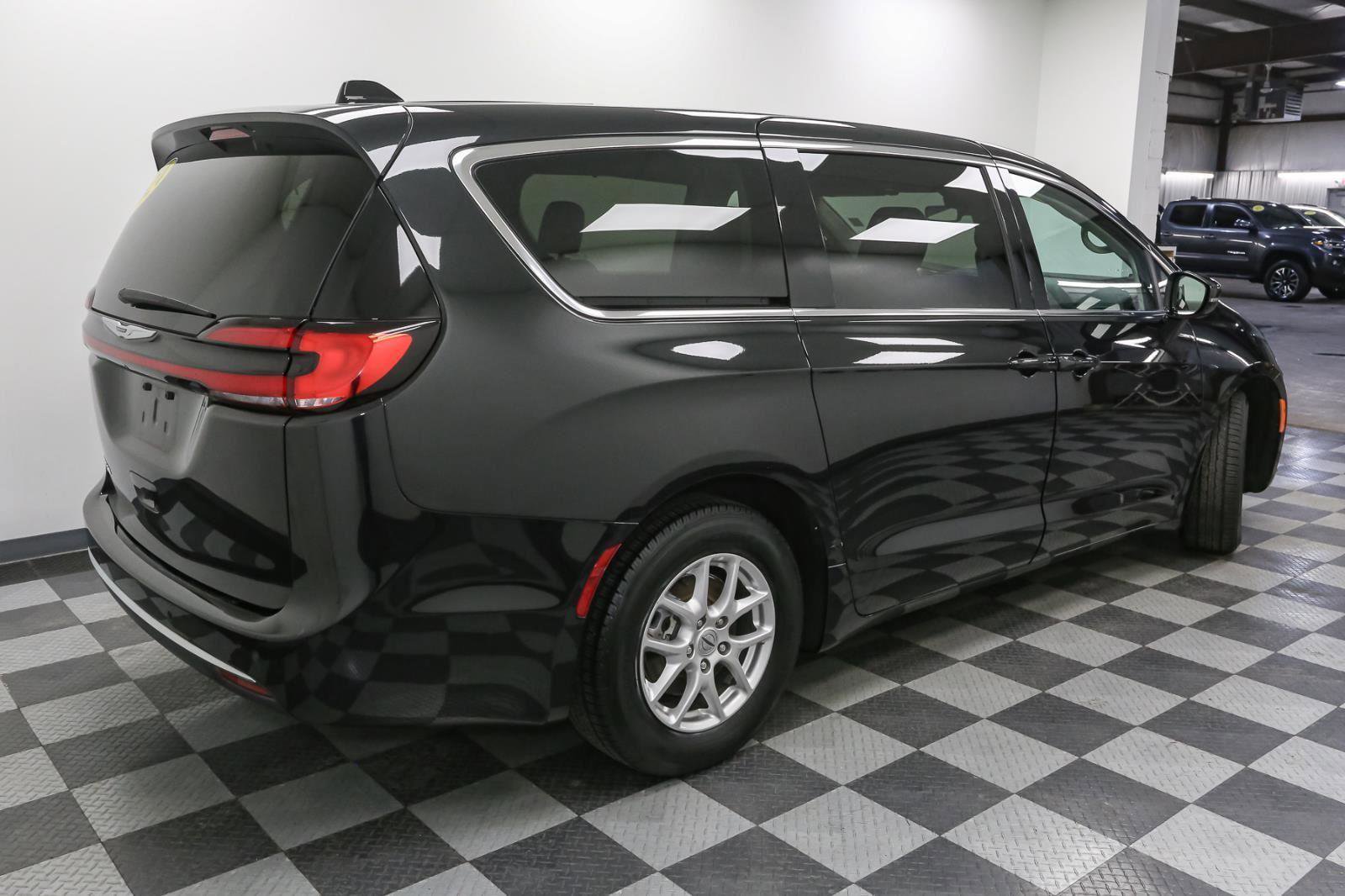 Used 2024 Chrysler Pacifica Touring-L image 8