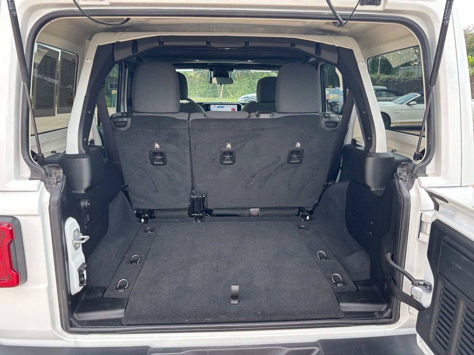 Used 2025 Jeep Wrangler Sahara image 30