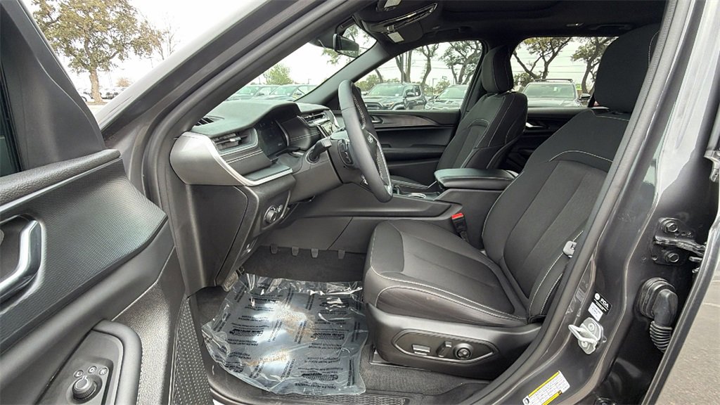 Used 2025 Jeep Grand Cherokee Laredo X w/ Luxury Tech Group I image 15