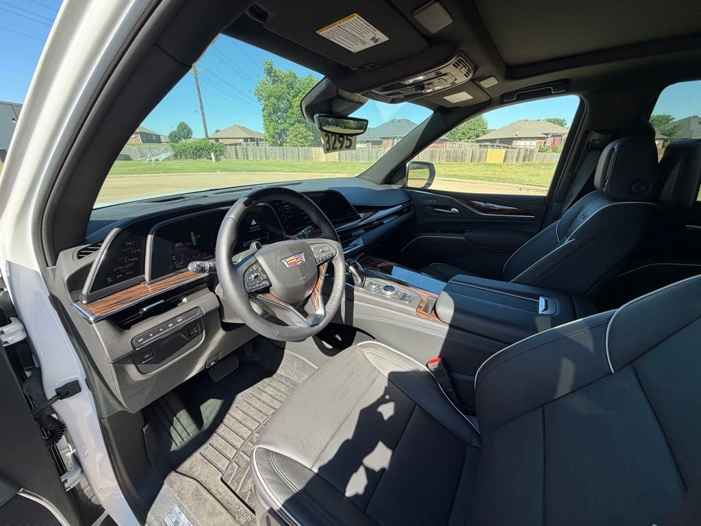 Used 2024 Cadillac Escalade Premium Luxury AWD/4WD image 6