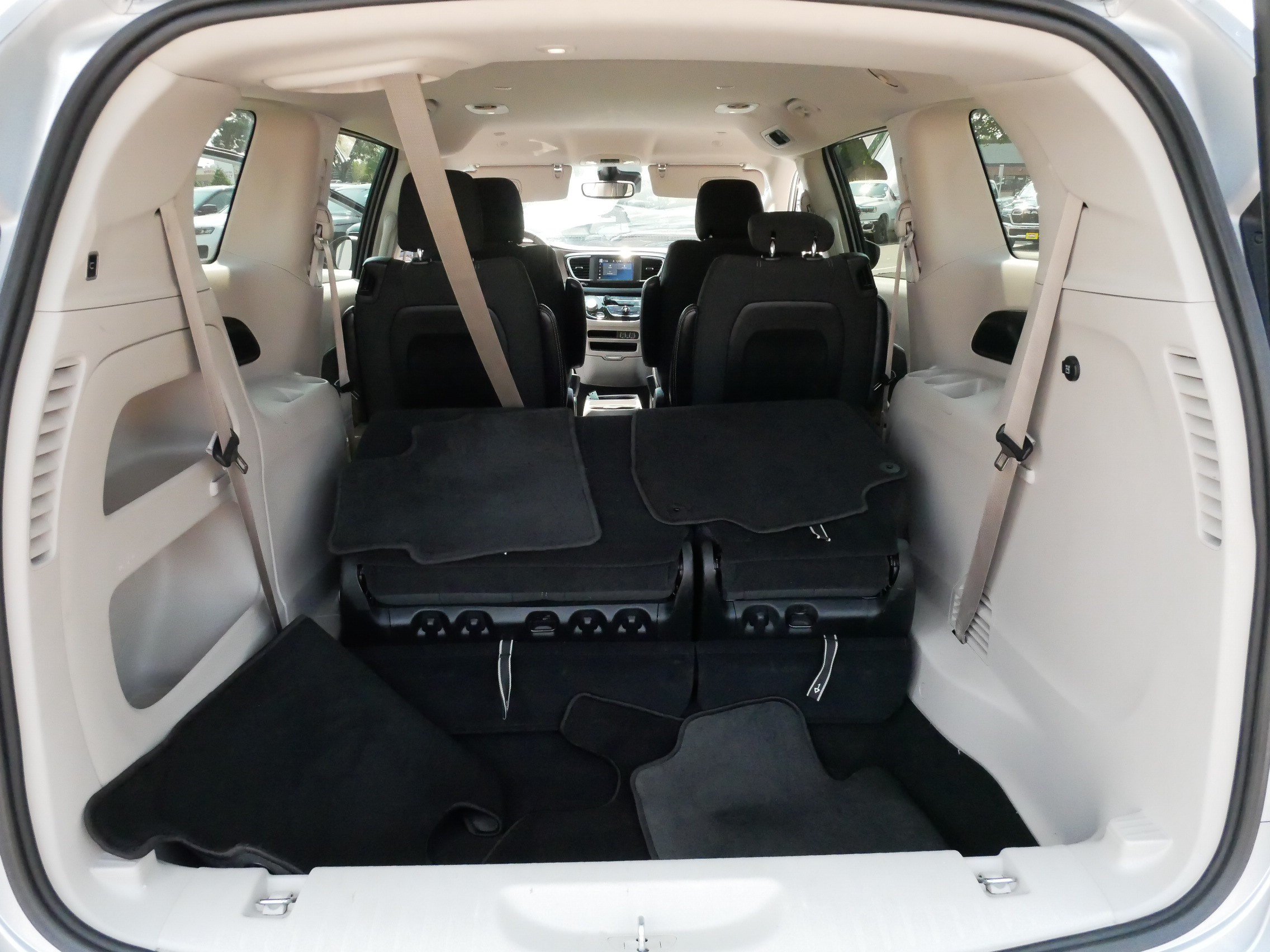 Used 2023 Chrysler Voyager LX FWD image 18