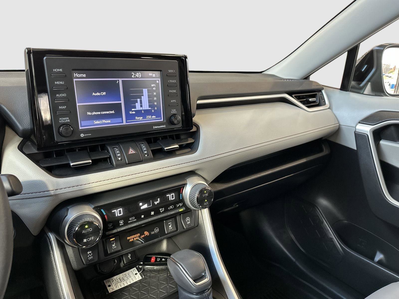 Used 2022 Toyota RAV4 XLE Premium image 15