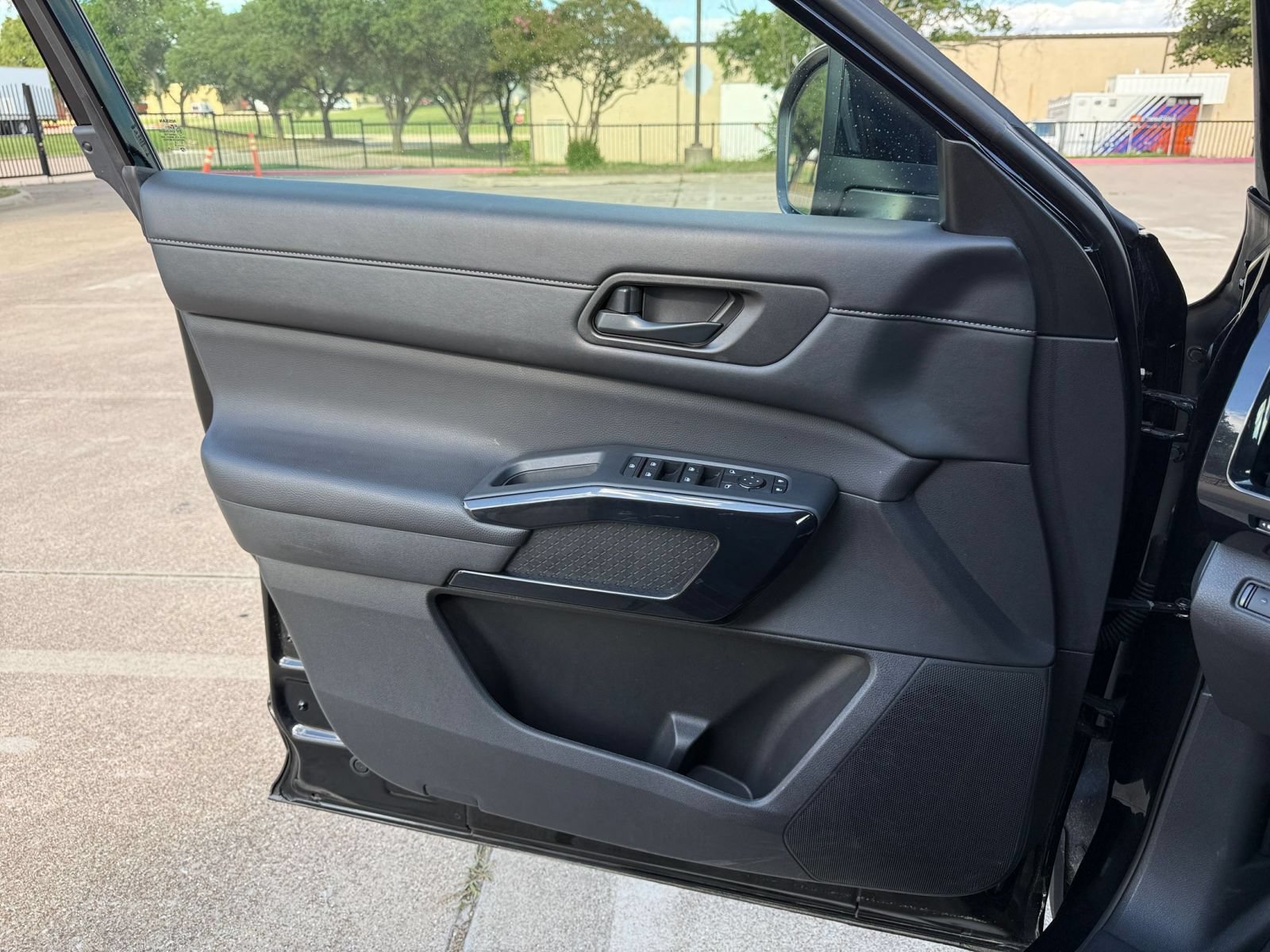 Used 2025 Nissan Pathfinder SV FWD image 18