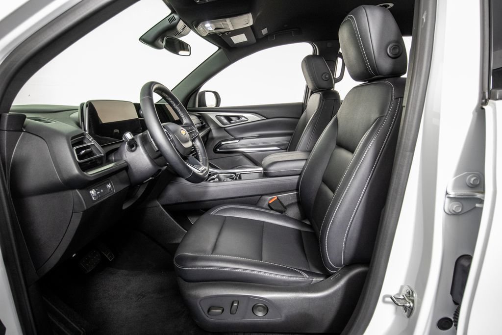 Used 2025 Chevrolet Traverse LT FWD image 10