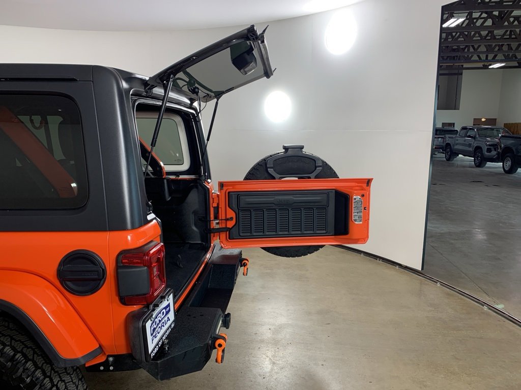 Used 2018 Jeep Wrangler Unlimited Sahara image 12