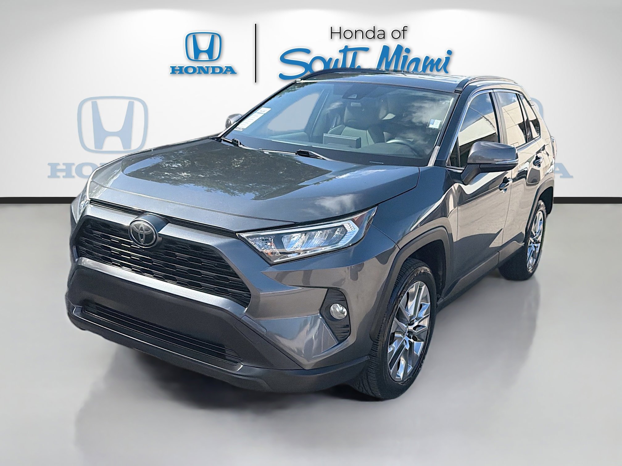 Used 2019 Toyota RAV4 XLE Premium FWD image 3