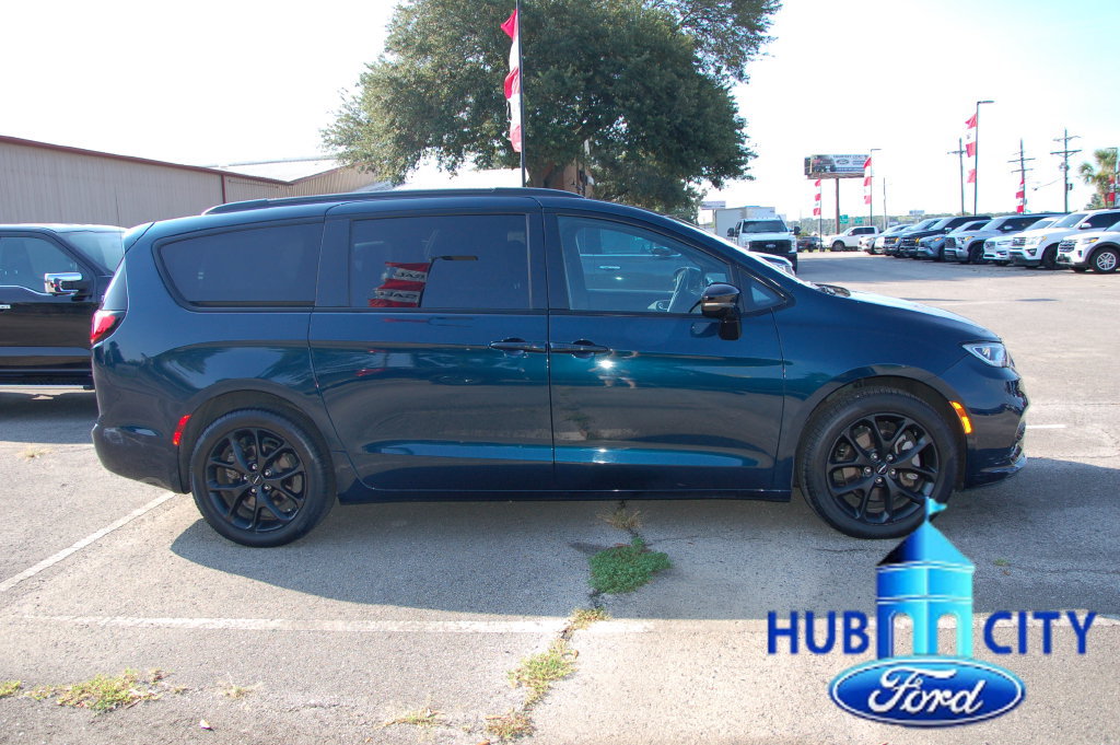 Used 2023 Chrysler Pacifica Limited w/ Uconnect Theater Family Group AWD/4WD image 6