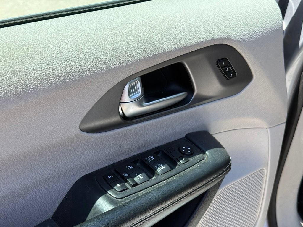 Used 2023 Chrysler Pacifica Touring-L FWD image 11