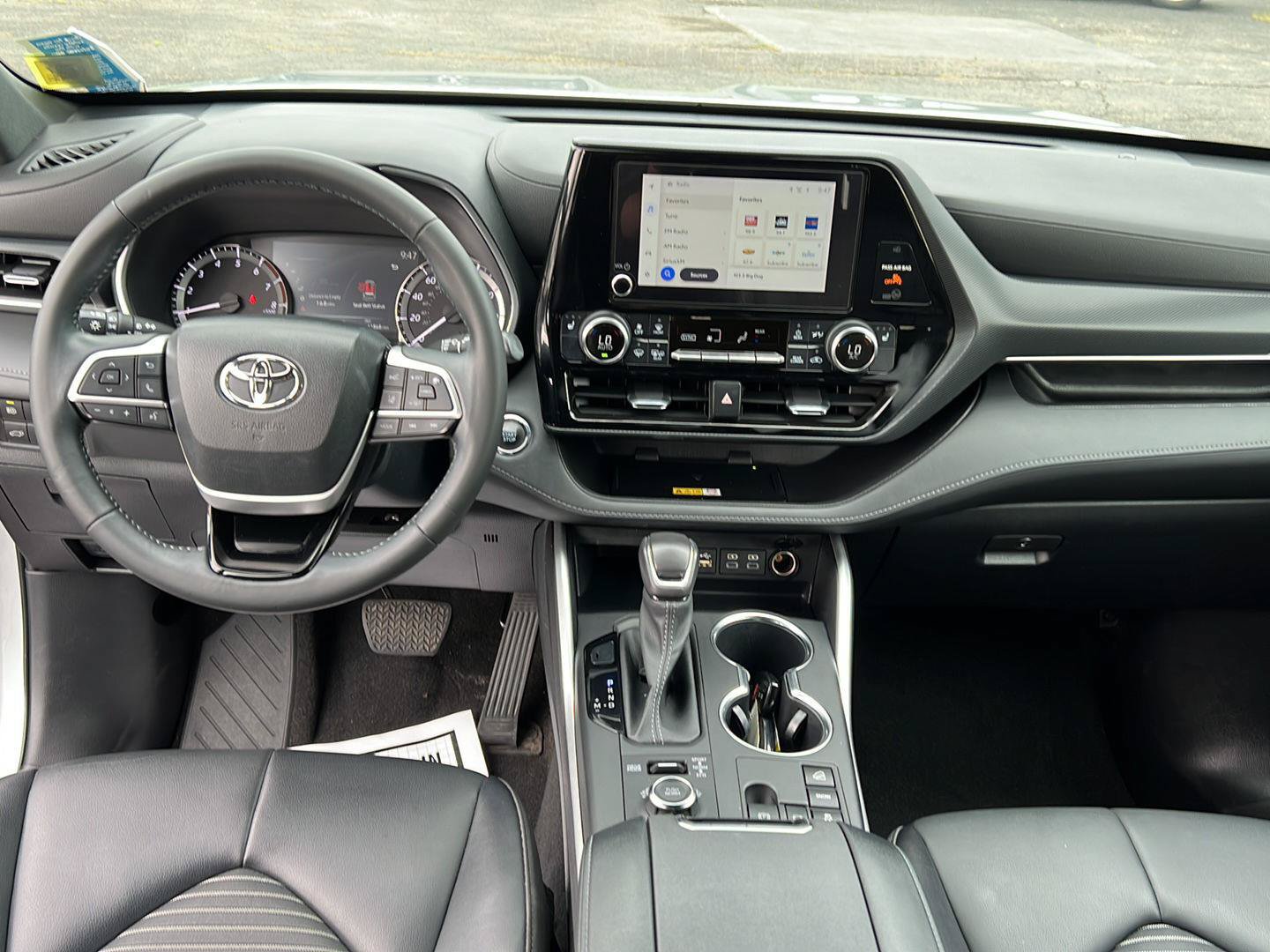 Used 2023 Toyota Highlander XSE AWD/4WD image 2