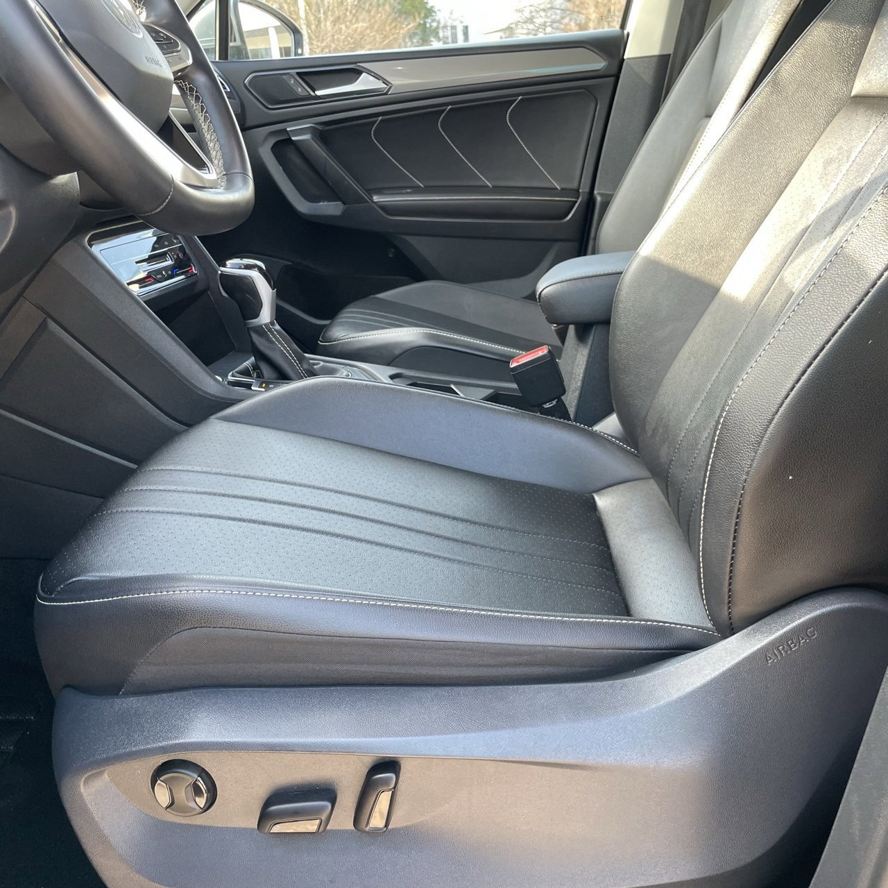 Used 2024 Volkswagen Tiguan SE image 22